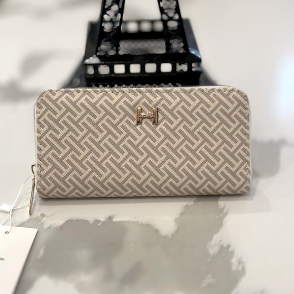 🔥H WALLET________________NWT H wallet by Halston.  Beige with H monogrammed. - Picture 1 of 7